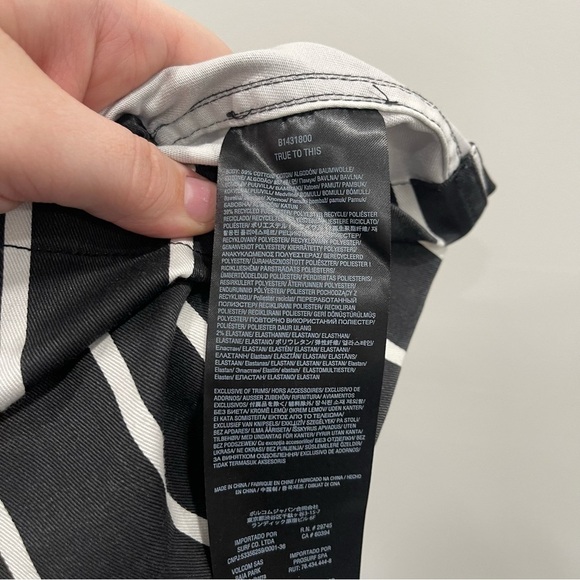 Volcom Frochickie Stripe Mini Skirt Zipper Front Black White Size Medium - Picture 9 of 12